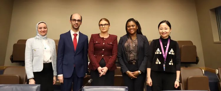 Le Bureau de la 64ème Session de la Commission du Développement Social (CSocD64), dirigé par le président S.E. Khrystyna Hayovyshyn ((M), Ukraine), Stefano Guerra (Portugal), Heba Mostafa (Égypte), Miousemine Celestin (Haïti) et Tursunbubu Chotonova (Kirghizistan). Photo : Photo ONU