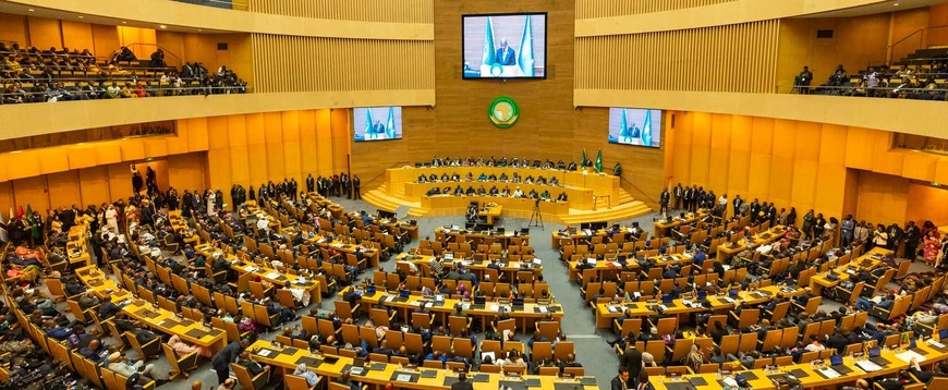 Vue partielle des chefs d’État et de gouvernement africains réunis dans le Grand Hall Nelson Mandela de l’Union africaine. Photo : AfDb.org Vue partielle des chefs d’État et de gouvernement africains réunis dans le Grand Hall Nelson Mandela de l’Union africaine. Photo : AfDb.org