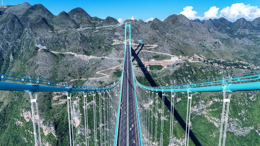 Photo shows the Huajiang Grand Canyon Bridge. (Photo/Li Yunfeng) Photo shows the Huajiang Grand Canyon Bridge. (Photo/Li Yunfeng)