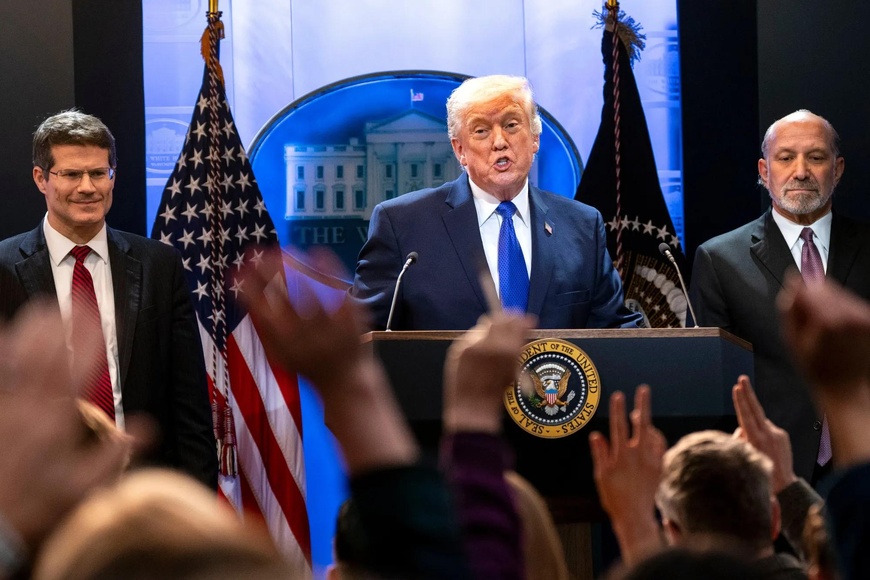 Le président américain Donald Trump, le secrétaire au Commerce Howard Lutnick (à droite) et John Sauer. Photo : Bonnie Cash/UPI/Bloomberg.