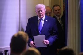 Le président Donald Trump s'exprime sur la décision de la Cour suprême concernant les droits de douane lors d'un point de presse, le 20 février 2026, à la Maison Blanche à Washington D.C. (Lenin Nolly/Associated Press)