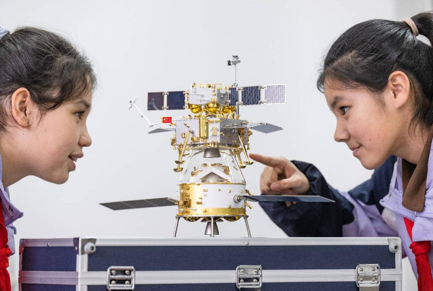 Students from a middle school in Changji Hui autonomous prefecture, northwest China's Xinjiang Uygur autonomous region watch a model of the Chang'e-6 lunar probe. (Photo/He Long)