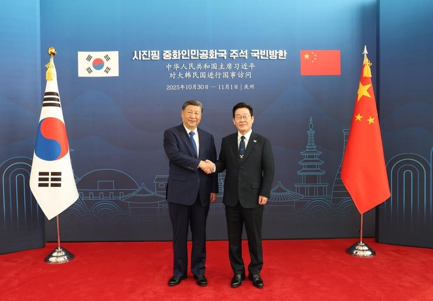 Chinese President Xi Jinping shakes hands and poses for a photo with South Korean President Lee Jae-myung in Gyeongju, South Korea, Nov. 1, 2025. Xi held talks with Lee in Gyeongju on Saturday. (Xinhua/Huang Jingwen)