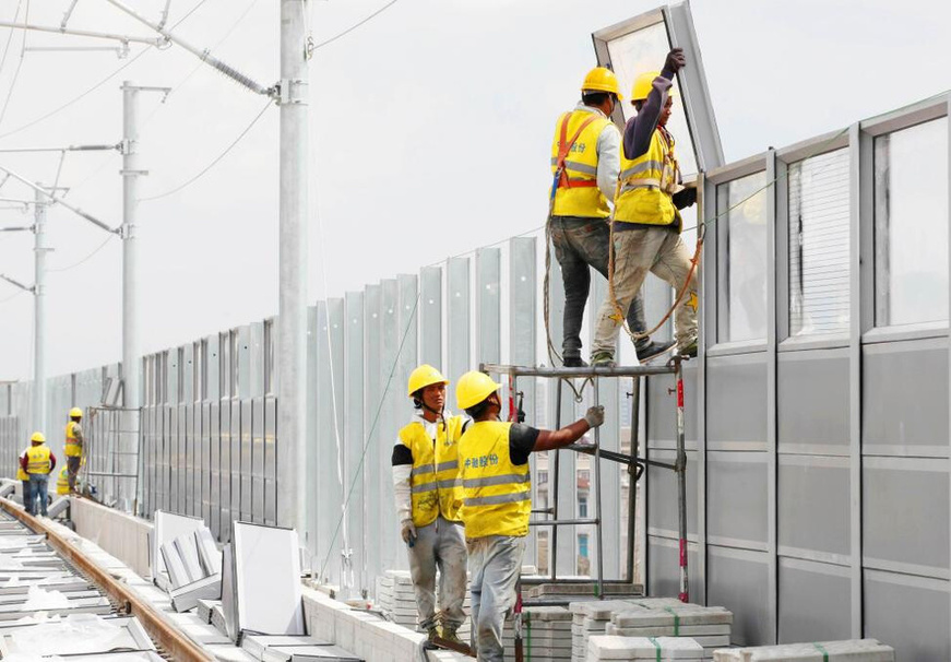Noise barriers are installed along a railway section in Taizhou, east China's Zhejiang province. (Photo/Liu Zhenqing)