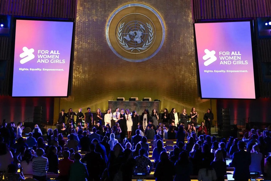 Vue d'ensemble de la salle de l'Assemblée générale des Nations Unies lors d'une manifestation organisée à l'occasion de la Journée internationale des femmes. Photo : unwomen.org