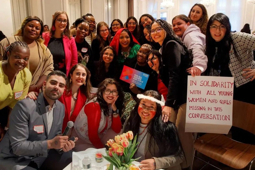 Un groupe de jeunes femmes pose avec une pancarte où l'on peut lire : « En solidarité avec les femmes et les filles absentes de ce débat ». Photo : unwomen.org Un groupe de jeunes femmes pose avec une pancarte où l'on peut lire : « En solidarité avec les femmes et les filles absentes de ce débat ». Photo : unwomen.org