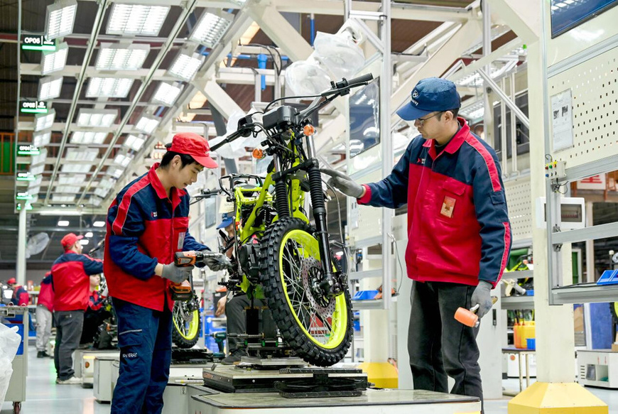 Workers assemble motorcycles for export orders on a smart assembly line of motorcycle manufacturer Shineray in southwest China's Chongqing municipality, Feb. 26, 2026. (Photo/Lei Jian)
