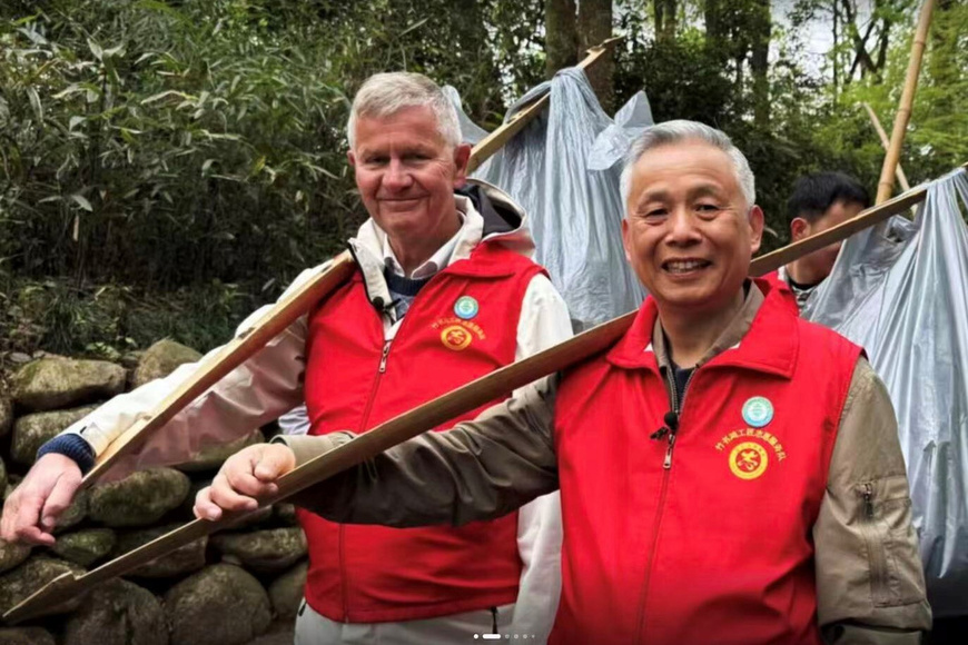 In Hangzhou, China's east Zhejiang province, Solheim (left) joins local residents in an environmental volunteer activity. (Provided by Solheim)