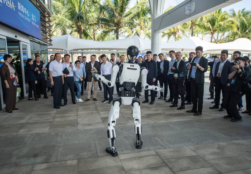 A humanoid robot is seen at the media center of the Boao Forum for Asia Annual Conference 2026, March 23, 2026. (Photo/Meng Zhongde)