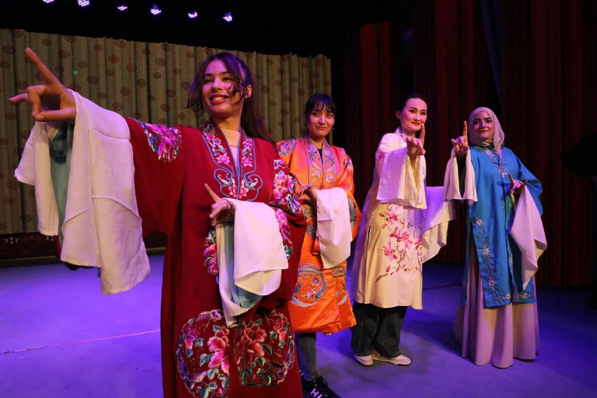 Foreign students studying in China learn moves of Peking Opera at a troupe in Boxing county, Binzhou, east China's Shandong province. (Photo/Chen Bin)