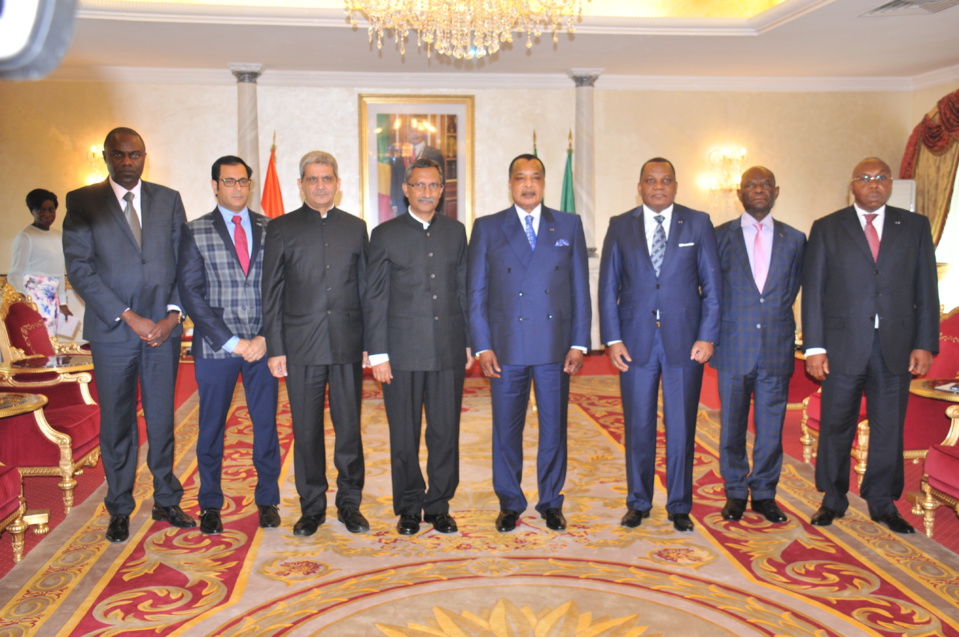 Photo de famille des ambassadeurs accrédités (à gauche)