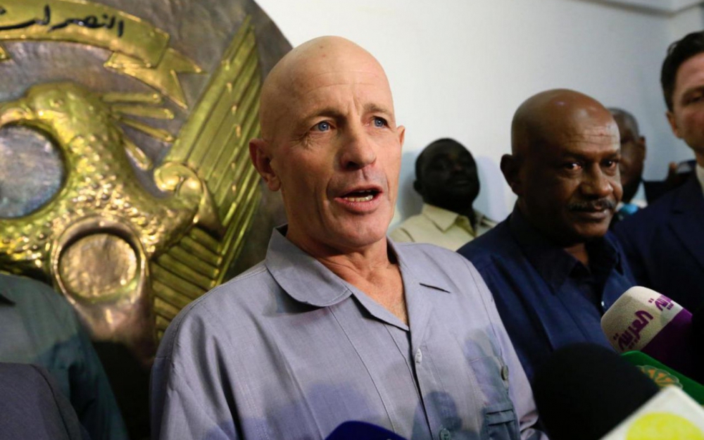 Khartoum (Soudan), dimanche. L'ex-otage français Thierry Frezier s'est exprimé devant la presse à son arrivée à l'aéroport de la capitale soudanaise. REUTERS/Mohamed Nureldin Abdallah