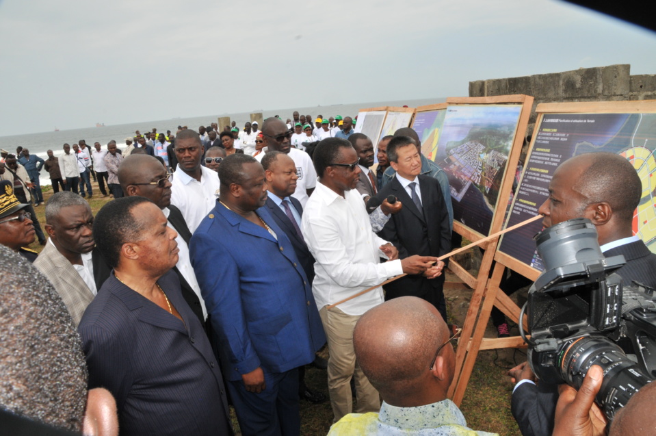 Denis Sassou N'Guesso suivant les explications du ministre des ZES