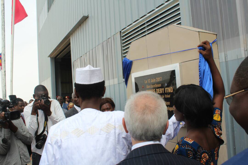 Plaque d'inauguration de la cimenterie. Alwihda Info