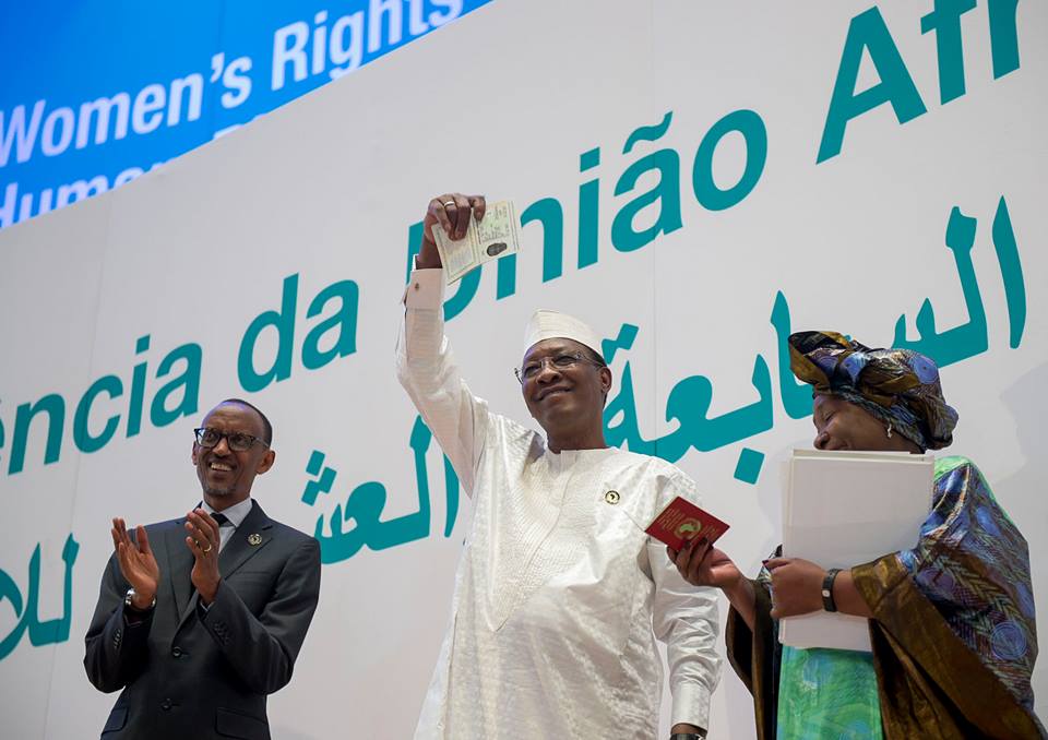 Le président Tchadien (au centre) avec le Chef d'Etat rwandais Paul Kagame (à gauche) et Dlamini Zuma ex-présidente de la commission de l'UA lors du dérinier sommet de l'UA à Kigali. Crédits : //