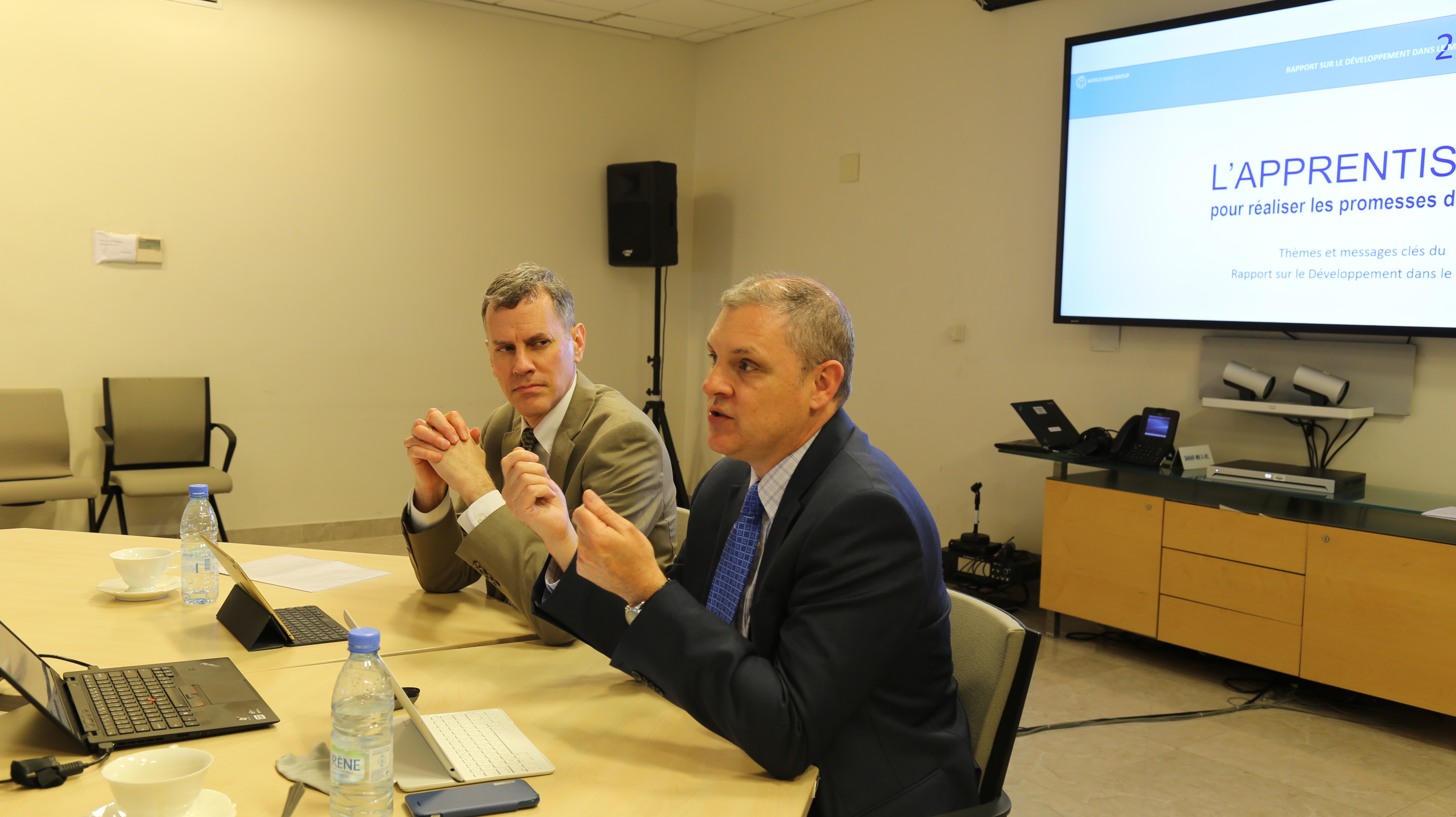 Deon Filmer (veste sombre) et Halsey Rogers, économistes principaux à la Banque mondiale.