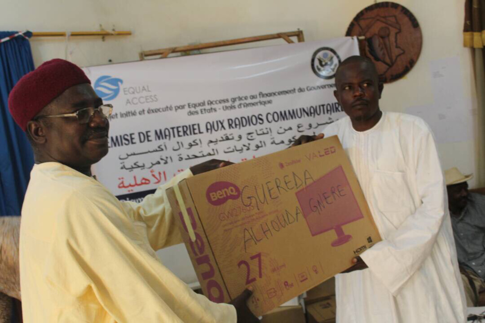 Remise des prix de production radiophonique et de matériel aux radios partenaires par Equal Access. Alwihda Info