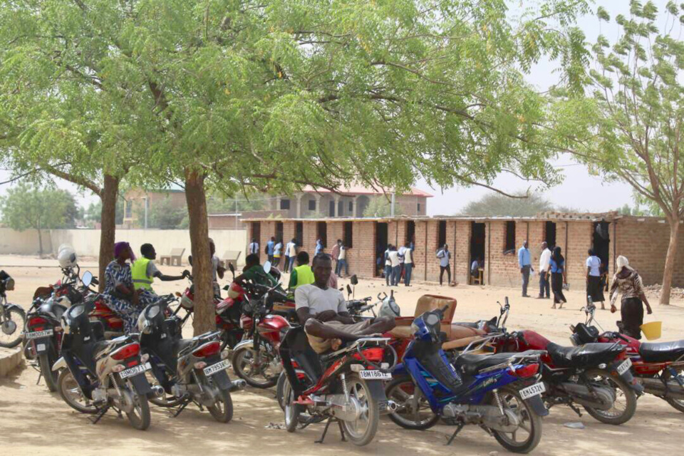 Tchad : L’ASEAT offre un don de 100 livres aux élèves du Lycée de Gassi