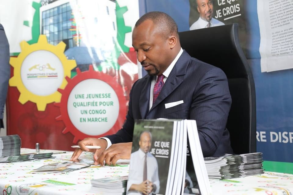 Denis Christel Sassou N'Guesso dédicaçant son livre.