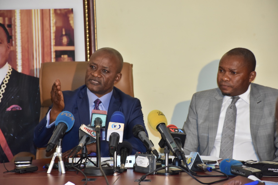 Séraphin Ondélé répondant à la presse aux côtés de Philippe Ane.