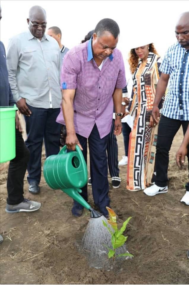 Denis Sassou N'Guesso se conformant au rituel.
