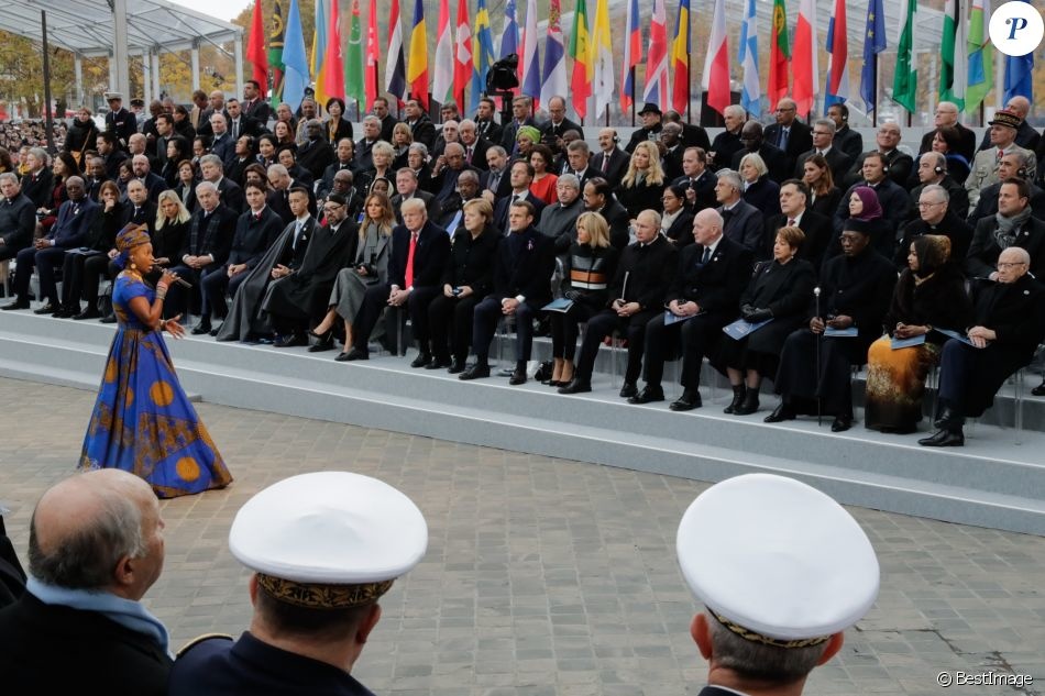 La chanteuse Angélique Kidjo devant les invités(Photo purepeople.com)