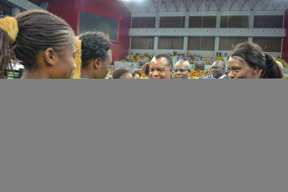 Denis Sassou N'Guesso saluant les Diables Rouges