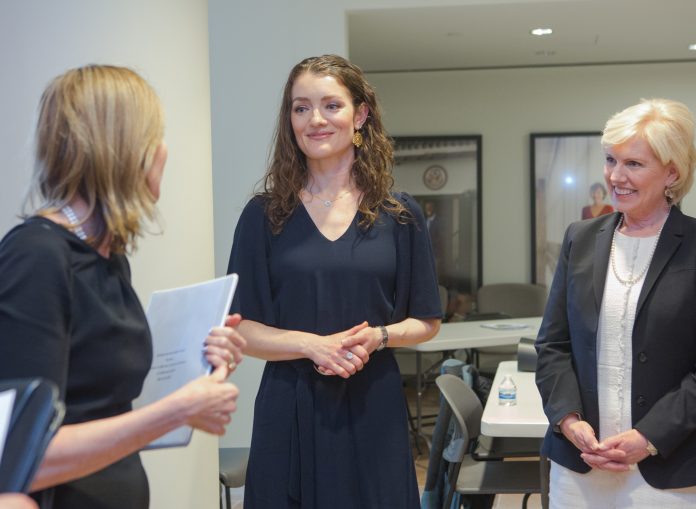 Teresa Williams (au centre) lors d’un récent évènement au Musée de la diplomatie du département d’État, en compagnie de sa directrice Mary Kane (à droite) et de Marie Royce, secrétaire d’État adjointe aux Affaires éducatives et culturelles (Département d’État/D.A. Peterson)