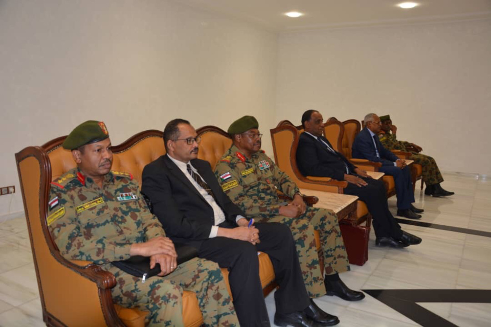 La délégation soudanaise accueilli lundi à l'aéroport de N'Djamena. © MAE