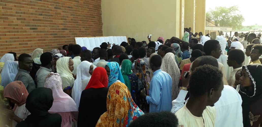 Des candidats au baccalauréat consultent des listes de l'ONECS au Tchad. © Alwihda Info