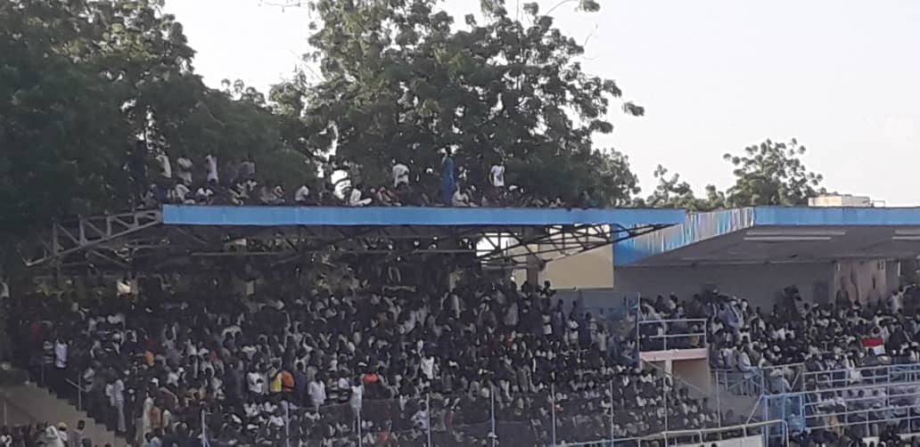 Tchad : stade bondé à N'Djamena, les supporters grimpent aux arbres ou sur les toits