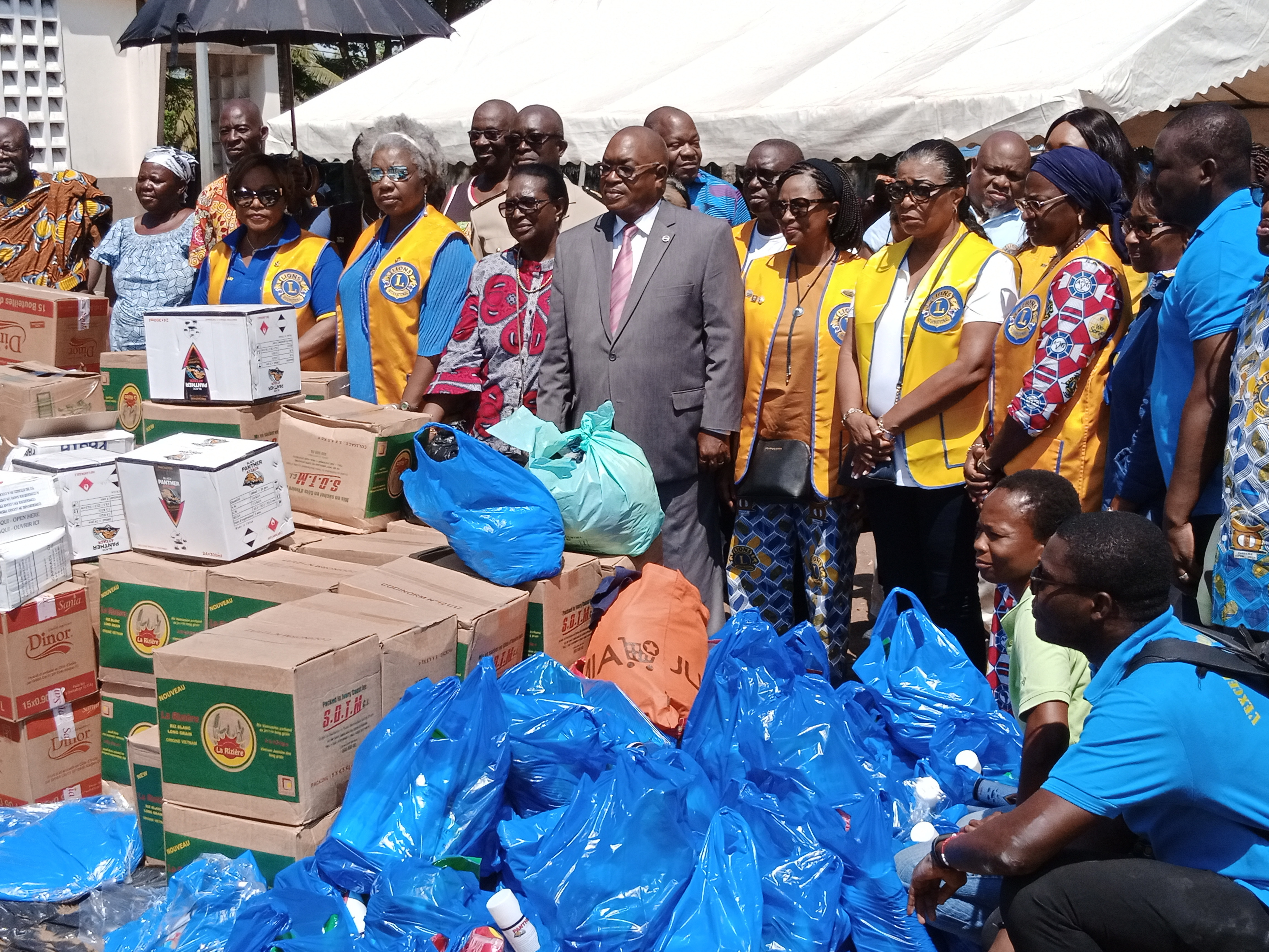 Côte d'Ivoire/Grand-Bassam : Les Lions Clubs de Côte d’Ivoire font don de vivres et non-vivres aux familles sinistrées