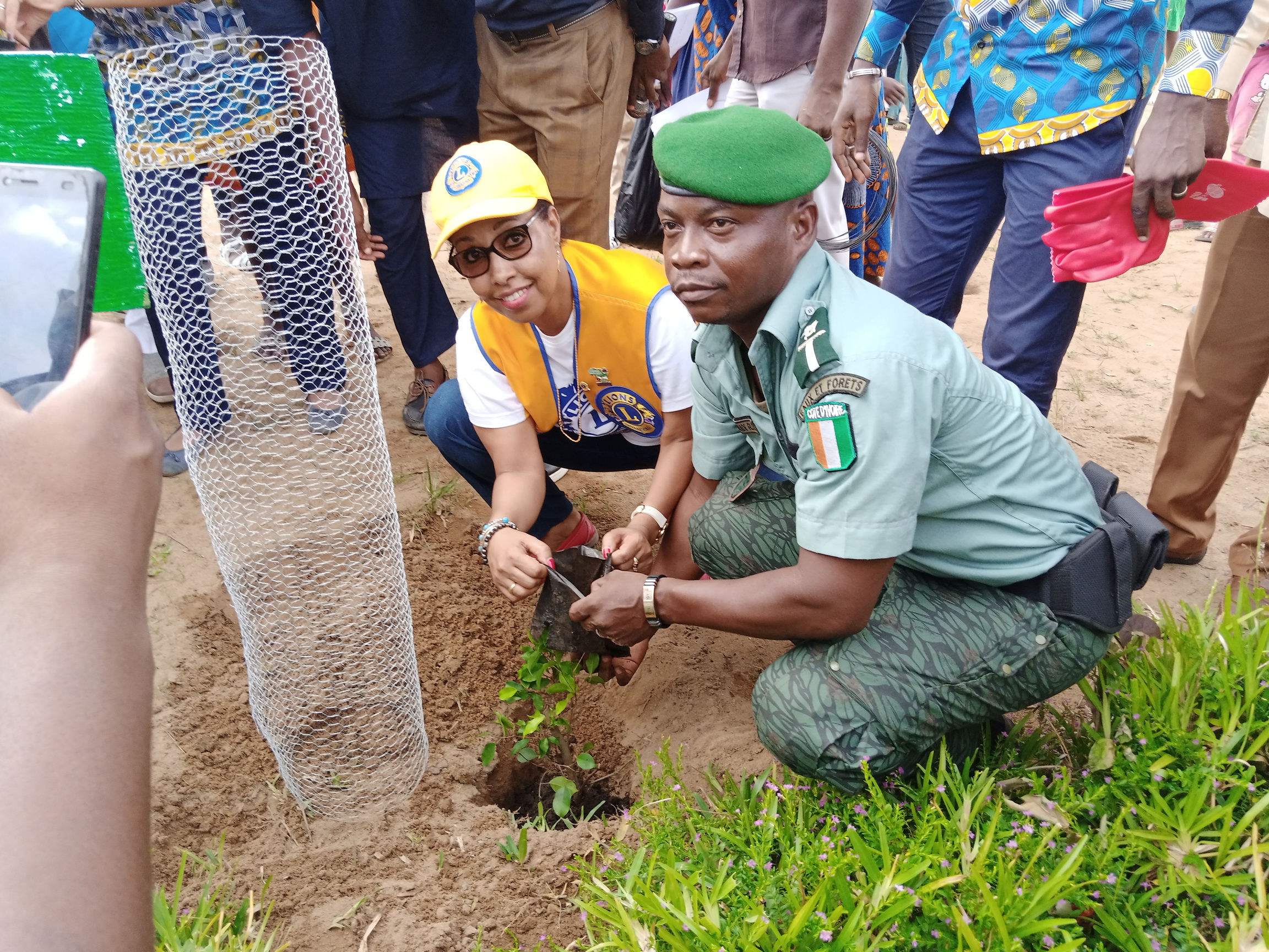 Côte d’Ivoire/Actions du Lions Club Arc-en-ciel au Collège Yves Lambelin de Bongo : Don de kits scolaires, planting d’arbres, repas de cœur,….