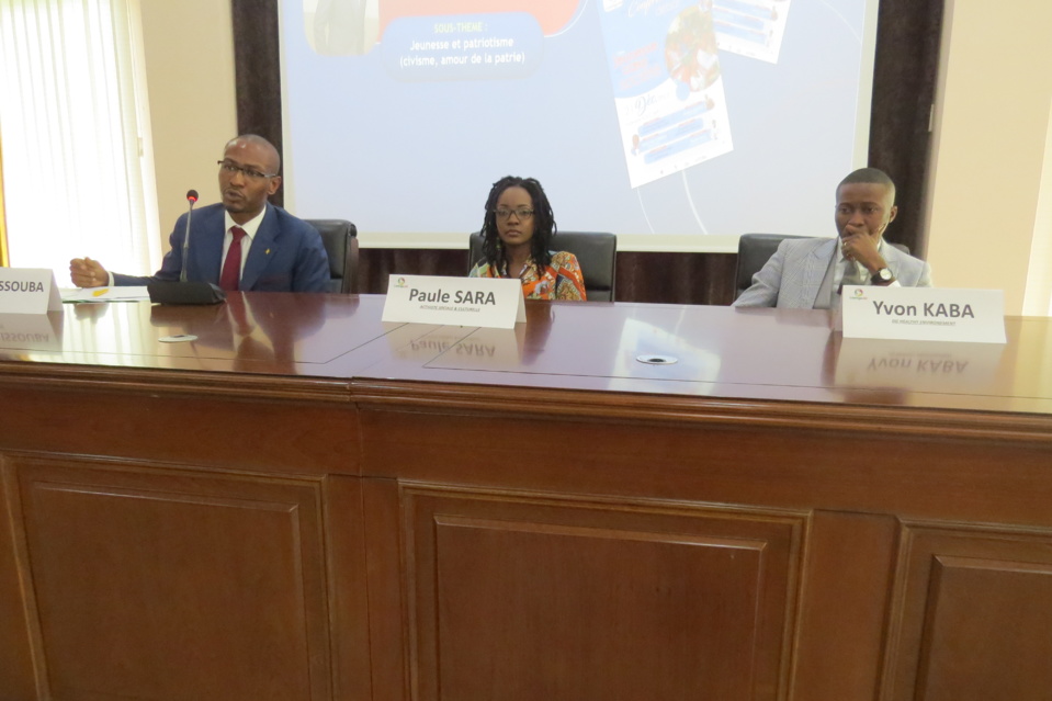 Les conférenciers exposant, à tour de rôle.