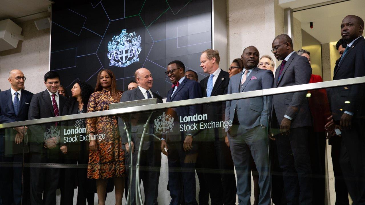 Le président de la BAD, Akinwumi Adesina, ouvre la séance à la Bourse de Londres