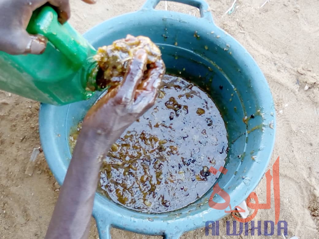 Un habitant malaxe du miel au marché de Goz Beida, au Sila. © Mahamat Issa Gadaya/Alwihda Info