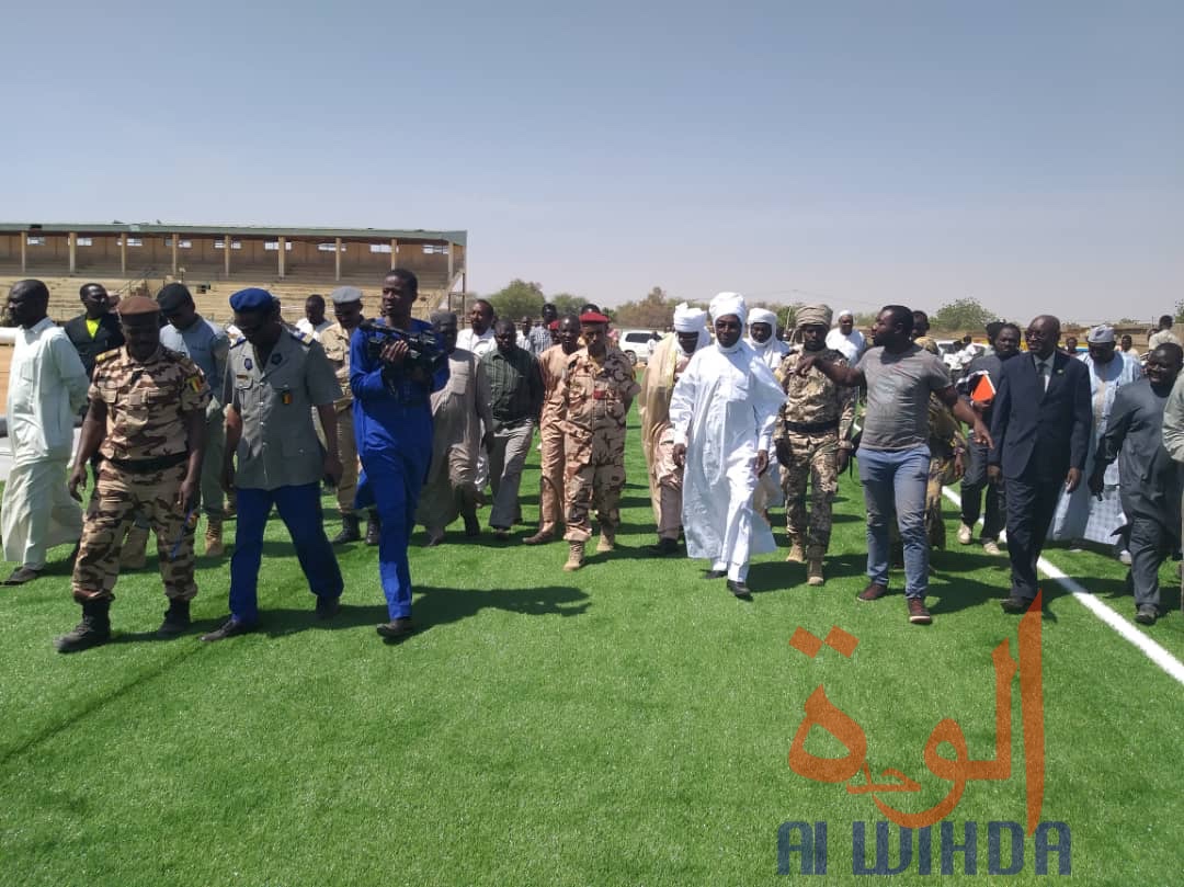 Le début de l'installation de la pelouse synthétique du stade d'Abeché, lundi 17 février 2020. © Hamid Mahamat Issa/Alwihda Info