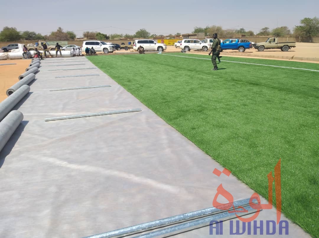 Le début de l'installation de la pelouse synthétique du stade d'Abeché, lundi 17 février 2020. © Hamid Mahamat Issa/Alwihda Info