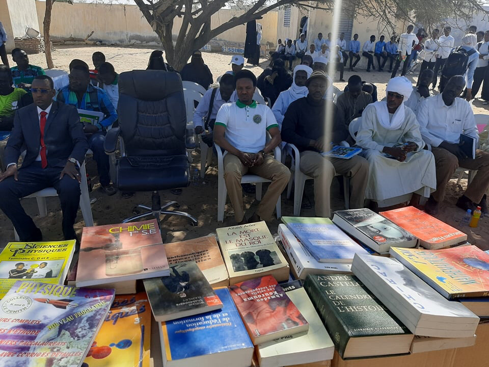 Tchad : à Moussoro, des jeunes offrent 360 livres à un lycée. © DR