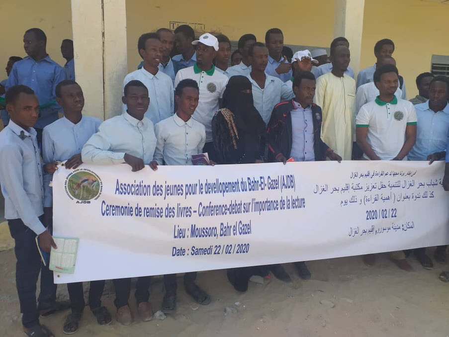 Tchad : à Moussoro, des jeunes offrent 360 livres à un lycée. © DR