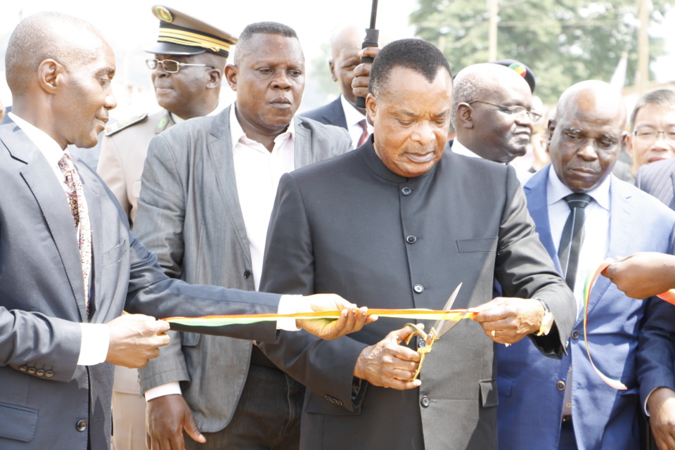 Coupure du ruban ouvrant la route à la circulation