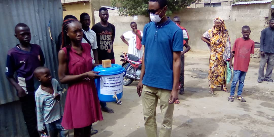 Tchad - Covid-19 : ils distribuent des réservoirs d'eau et des savons à N'Djamena. © Mahamat Abdramane Ali Kitire/Alwihda Info