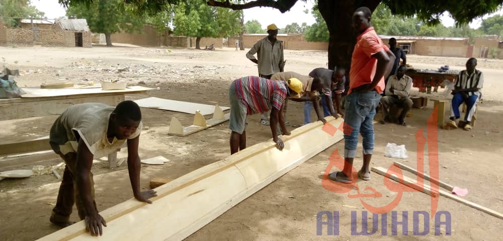 Tchad : à Laï, la population construit un siège pour la mairie. © Éric Guedi/Alwihda Info
