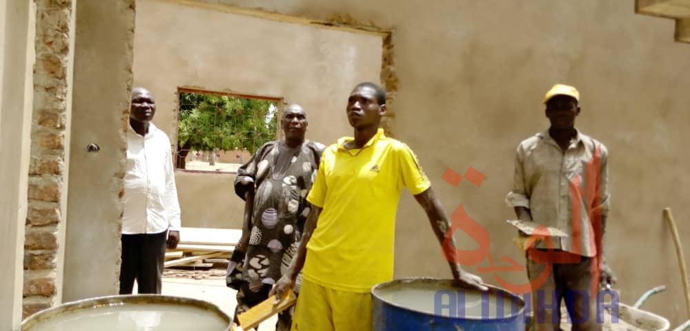 Tchad : à Laï, la population construit un siège pour la mairie. © Éric Guedi/Alwihda Info