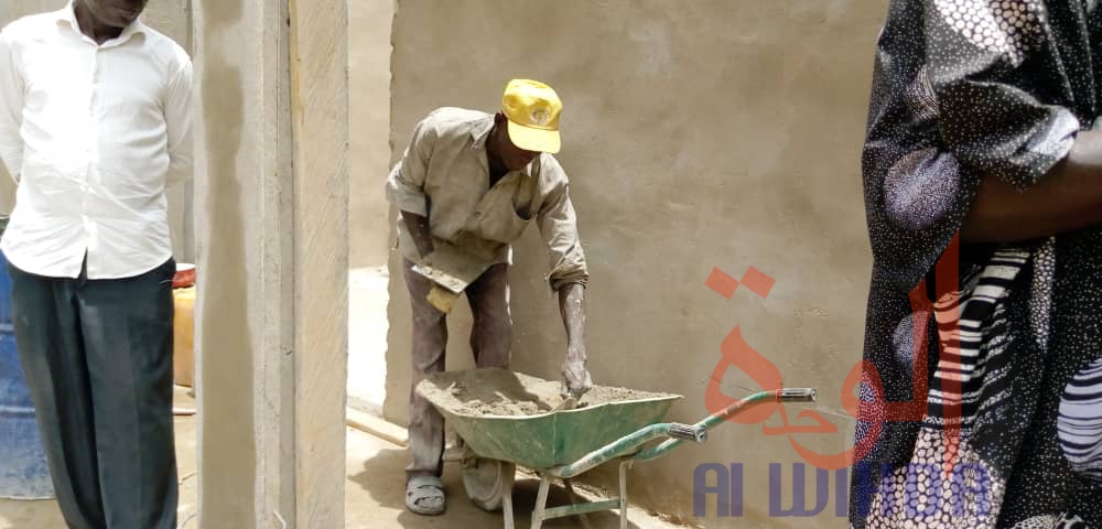 Tchad : à Laï, la population construit un siège pour la mairie. © Éric Guedi/Alwihda Info