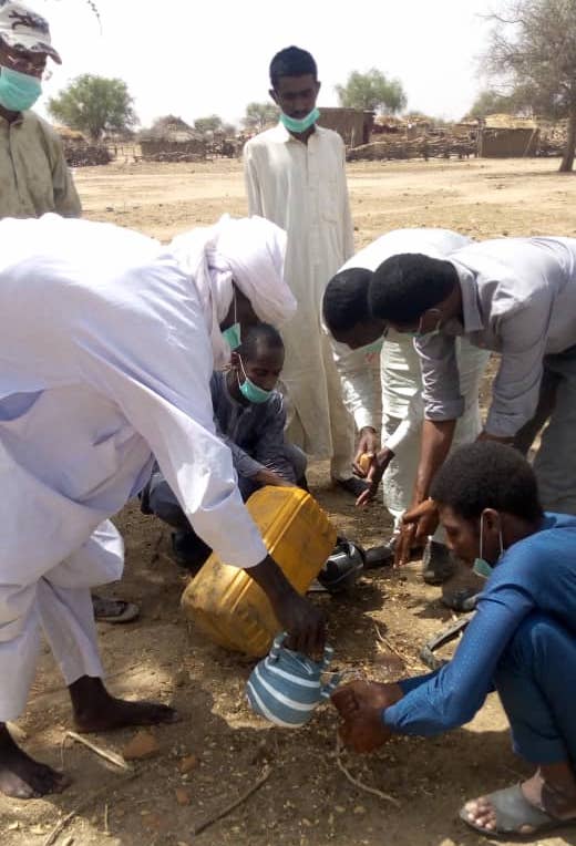 Tchad - Covid-19 : des produits d'hygiène offerts à des villageois près de Mongo. © Béchir Badjoury/Alwihda Info