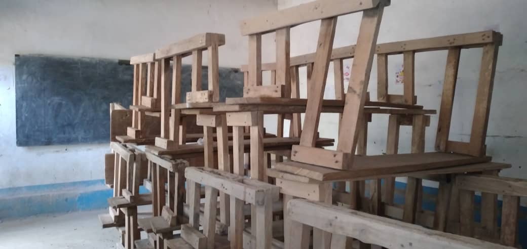 Des bancs rangés dans une salle de classe à N'Djamena, au Tchad. © Djibrine Haïdar/Alwihda Info