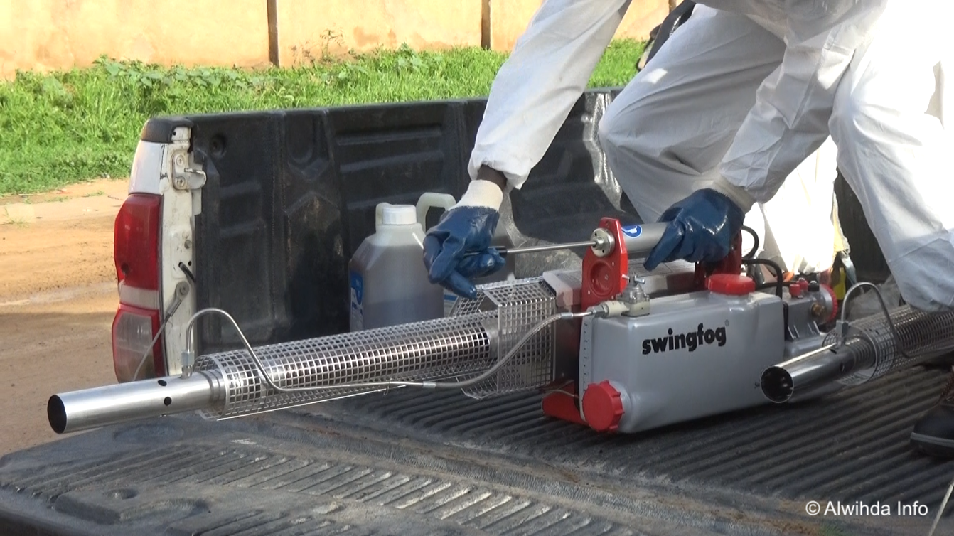 Des agents de la mairie procèdent à une pulvérisation à N'Djamena. Illustration. © Alwihda Info