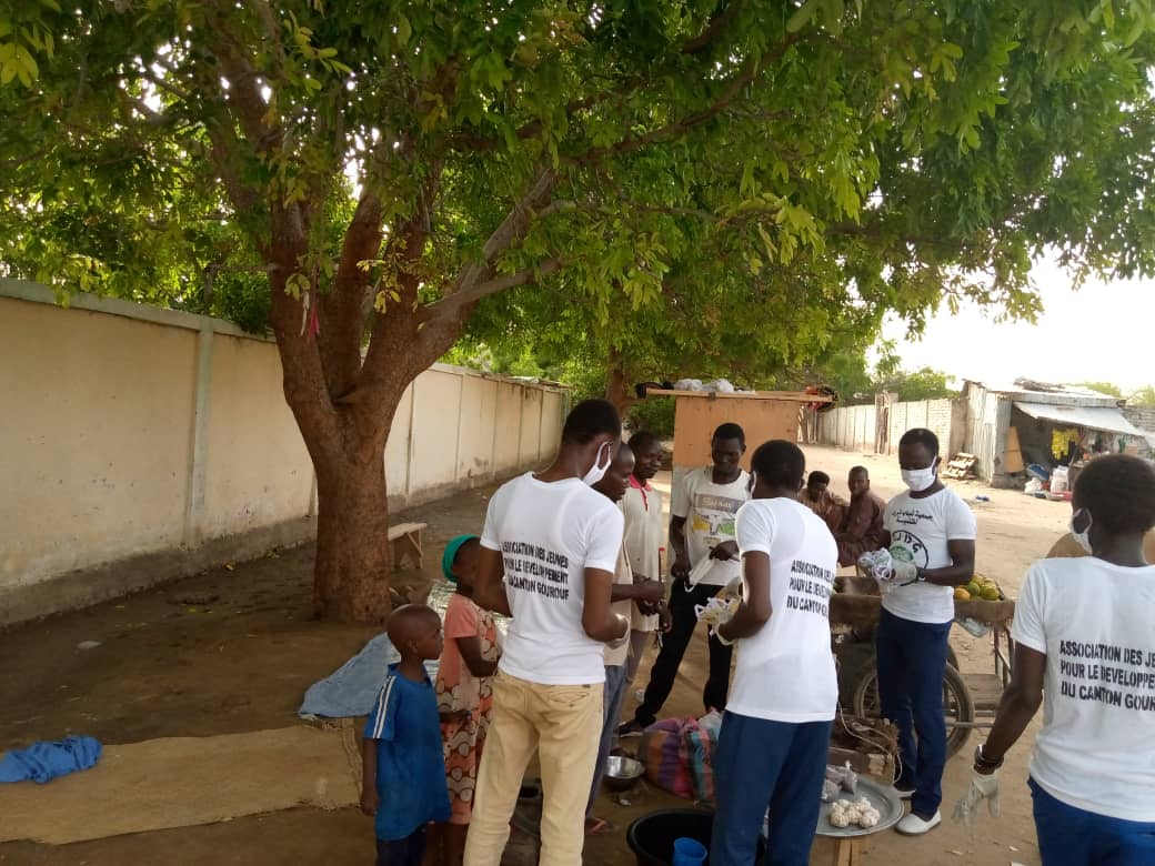 Tchad-Covid 19 : Des jeunes distribuent gratuitement de cache-nez à N'Djaména : ©️ Mendig-Lembaye Djetoyo Kelvin /Alwihda Info