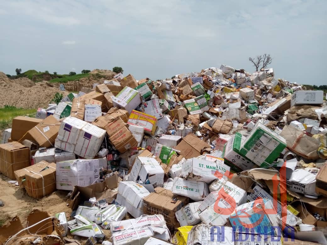 Tchad : incinération d'importantes quantités de produits illicites ou frauduleux